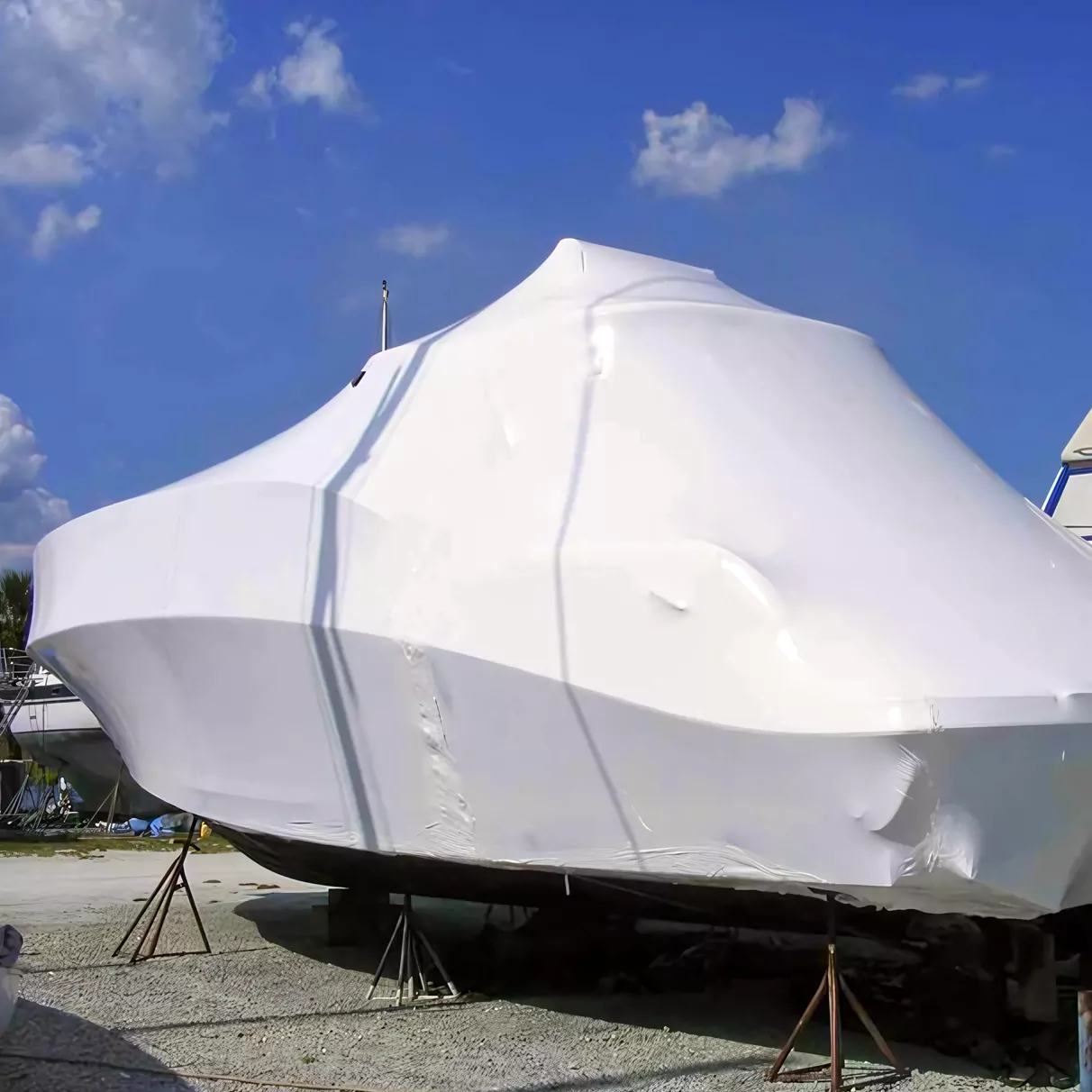 Confinement thermo-rétractable d'un bateau pour protection hivernale